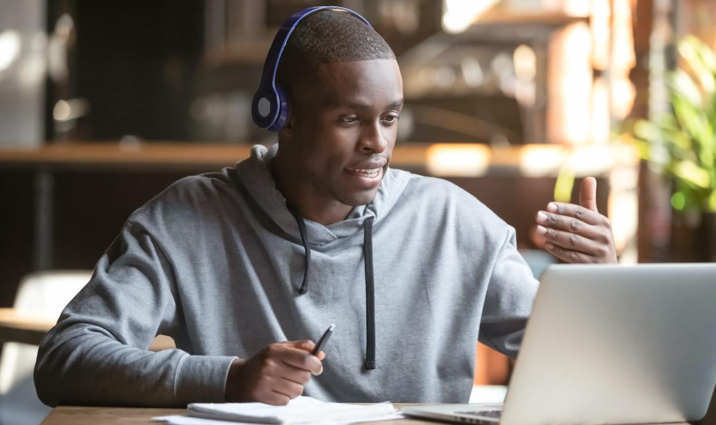 Participants travaillant ensemble sur des stratégies de consolidation budgétaire lors d'une session de formation