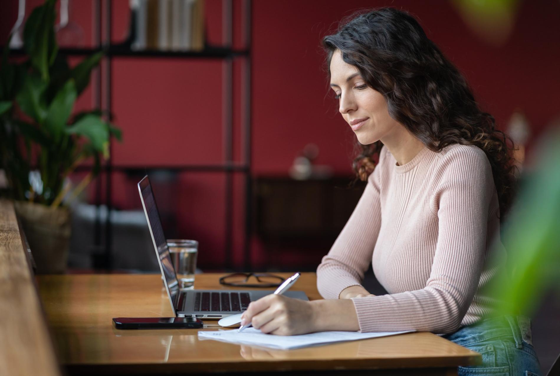 Espace de travail organisé avec documents financiers et outils de planification budgétaire